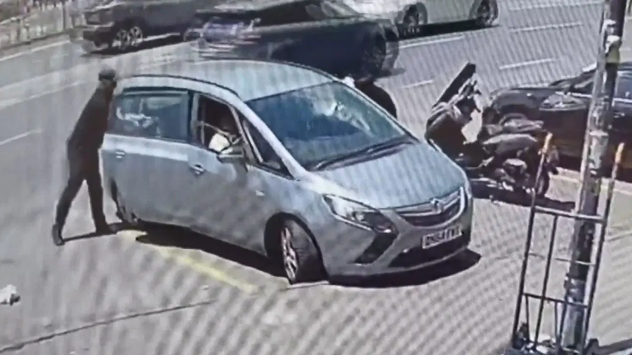 Fatih'te araç içinden turistin çantasını çaldı: Şüpheli tutuklandı