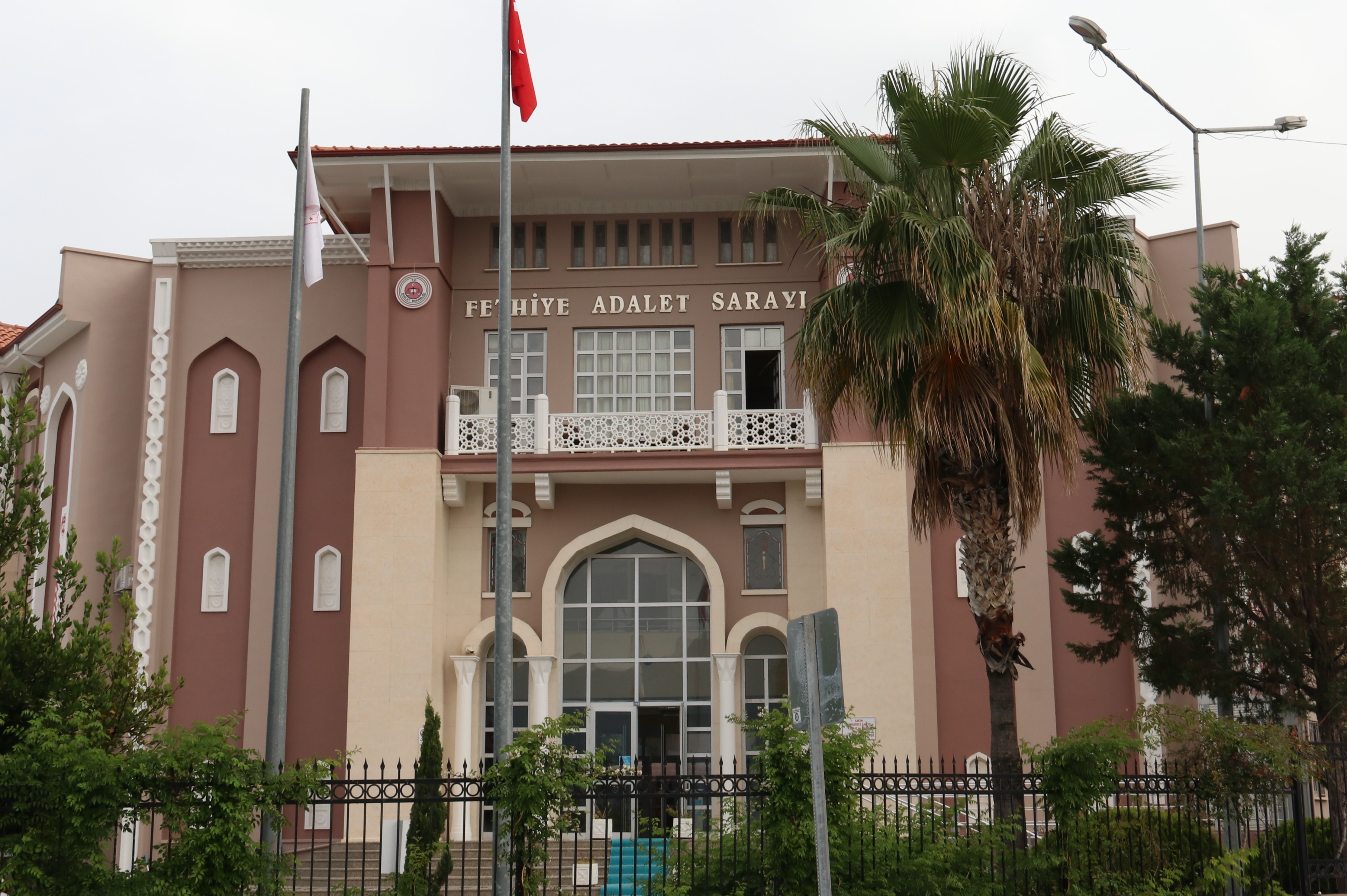İstinaf, cinsel saldırı sanığı eski öğretim görevlisini 12,5 yıl hapse çarptırdı, tutuklanmasına hükmetti