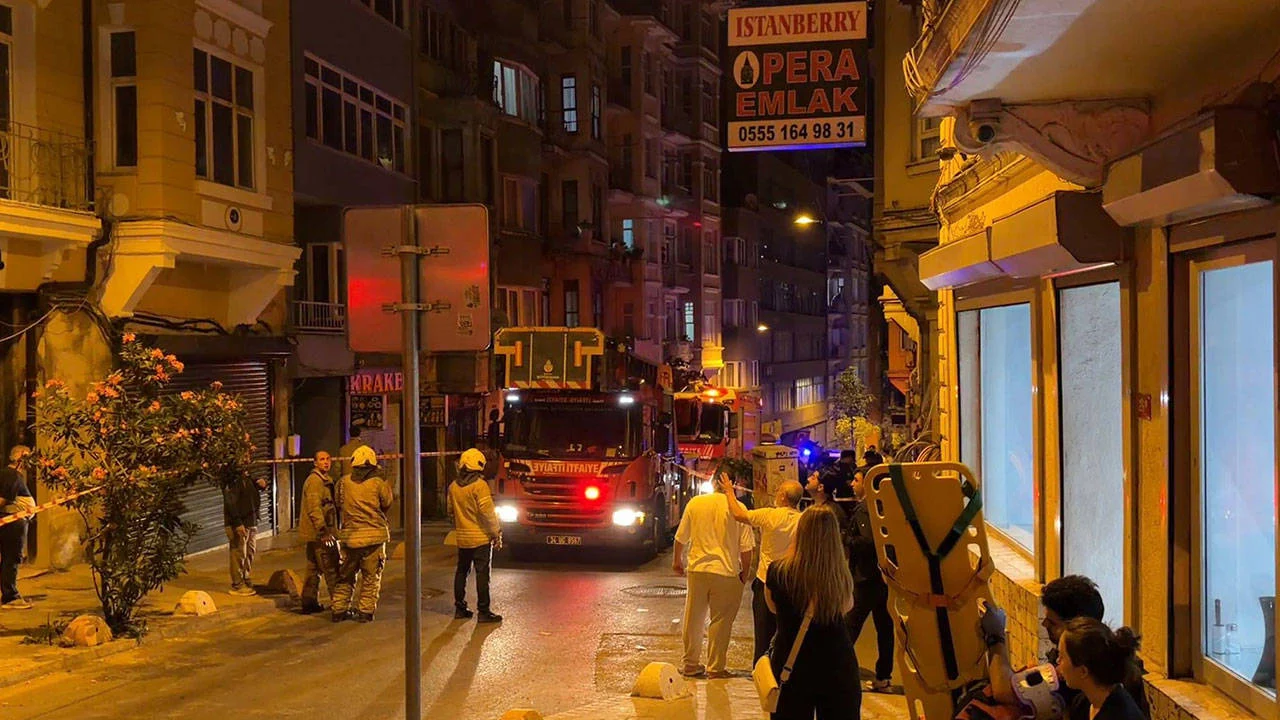 İstanbul'da 5 katlı binada duvar çöktü: Bina tahliye edilip mühürlendi