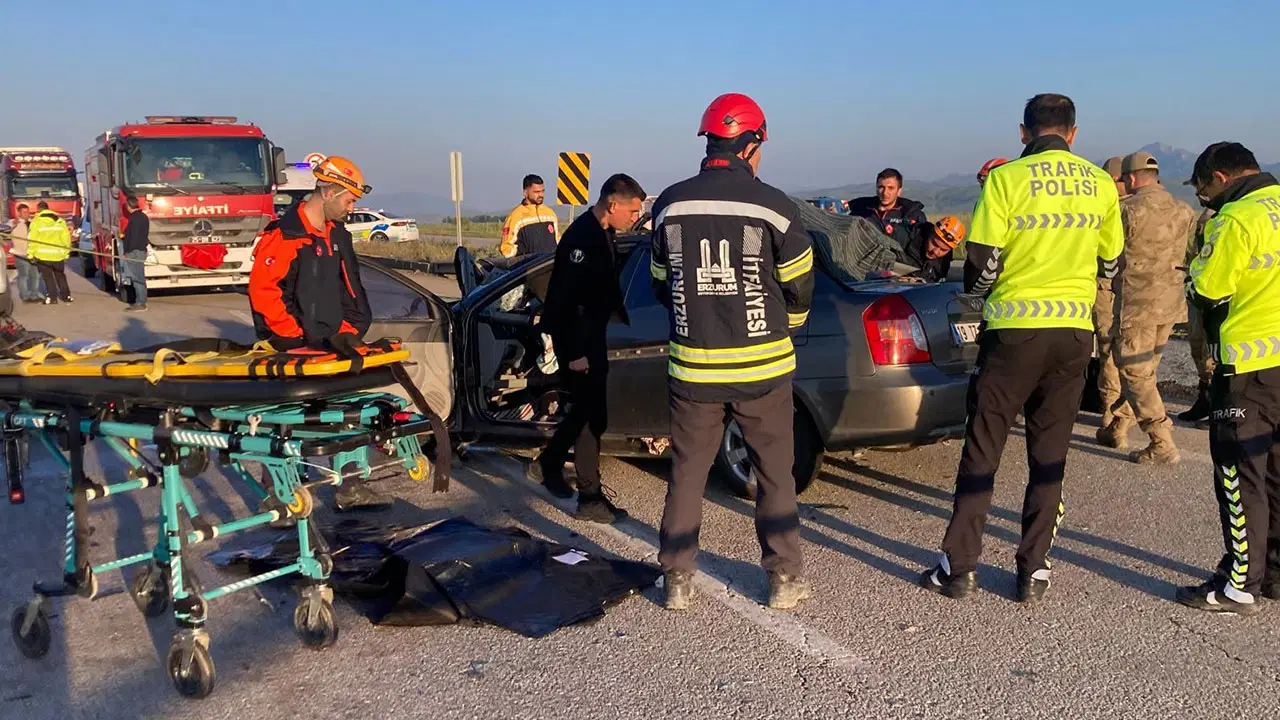 Erzurum'da feci kaza: Otomobil kamyonete çarptı, 3 ölü, 3 yaralı
