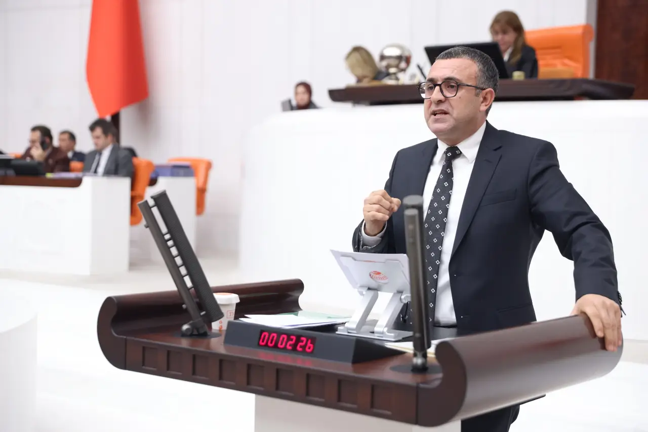 DEM Parti’li Serhat Eren, NATO gözaltıları ve avukatlara yönelik müdahaleyi Meclis gündemine getirdi