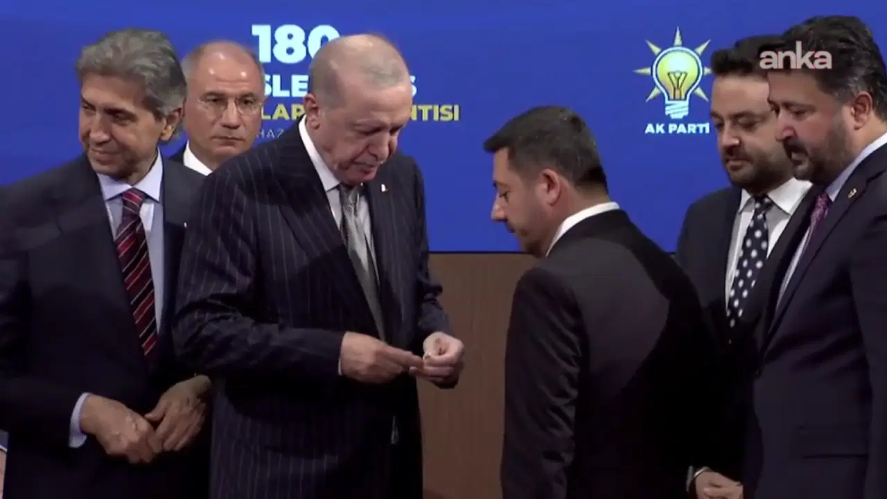 AKP'li Cumhurbaşkanı Erdoğan, Rasim Arı, Mesut Özarslan ve Mehmet Özcan'a rozet taktı