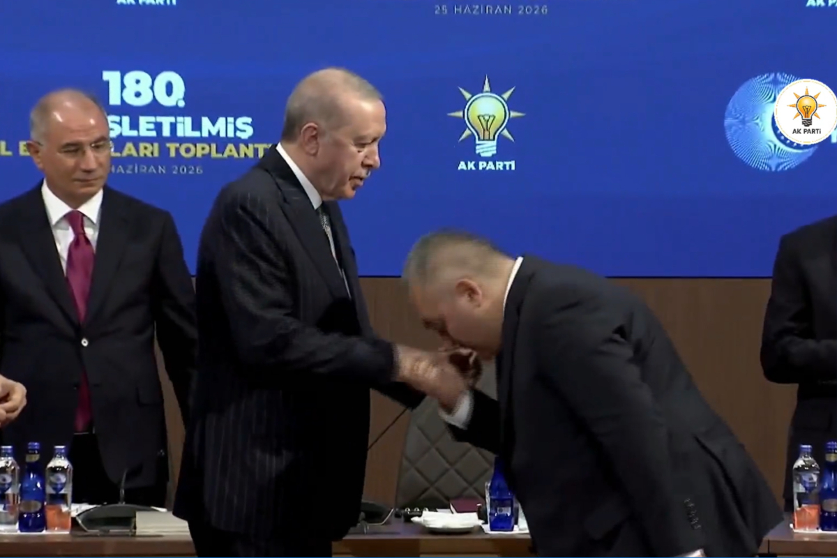 İki belediye başkanına AKP rozeti takıldı: Erdoğan'dan “Huzurlu siyasetin adresi AK Parti” mesajı