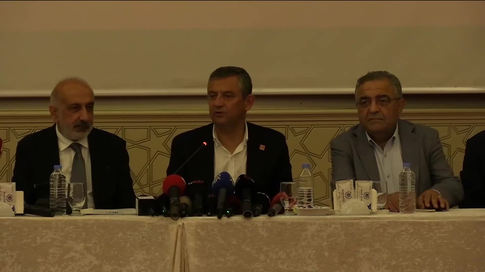 Özgür Özel Diyarbakır’da… Özel: Bize butlan yapanlar eğer niyetleri okuduğumuz gibiyse barış umutlarını da butlan edecekler