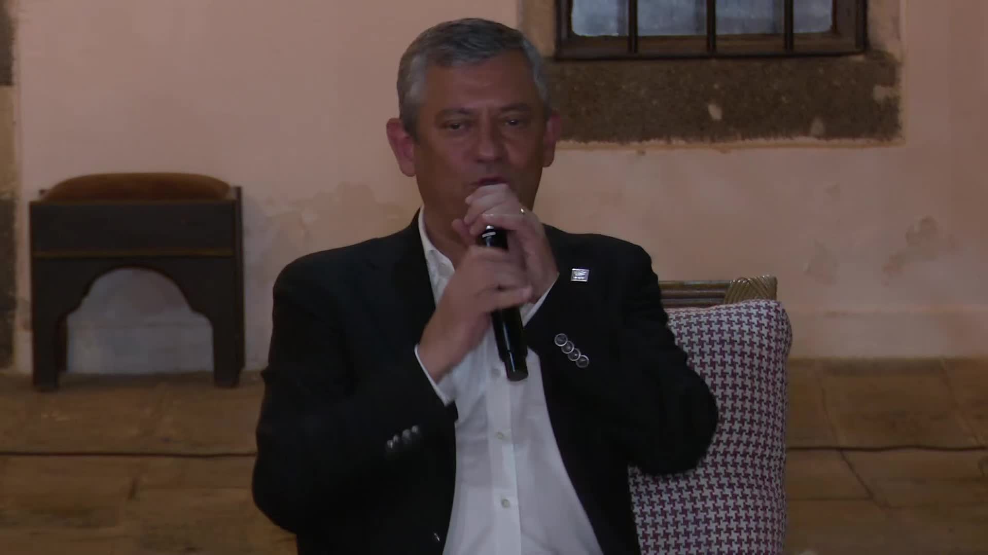 Özgür Özel, Diyarbakırlı gençlerle bir araya geldi… “Kayyum, ‘İktidar yürüyüşünü bırak, gel benle güreşe tutuş’ diyorsa onları orada bırakırım, iktidara yürümeye devam ederim”