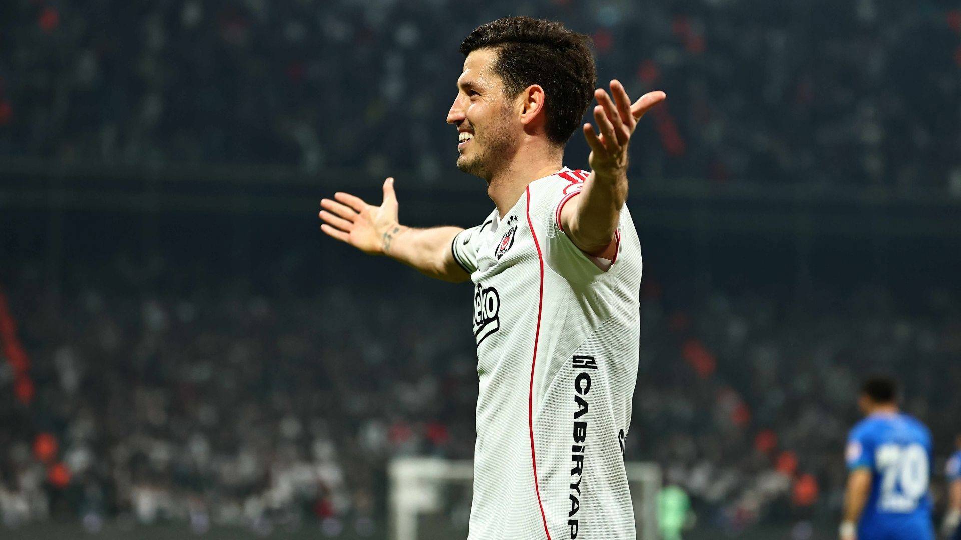 Beşiktaş'ta Salih Uçan ile yollar ayrıldı