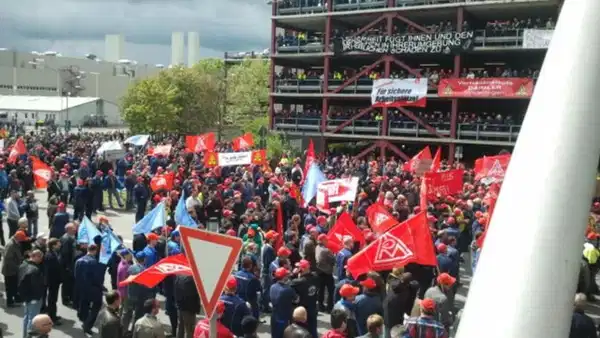 Alman otomotiv devinde kriz: Mercedes işçilerinden hak kaybına karşı kitlesel protesto