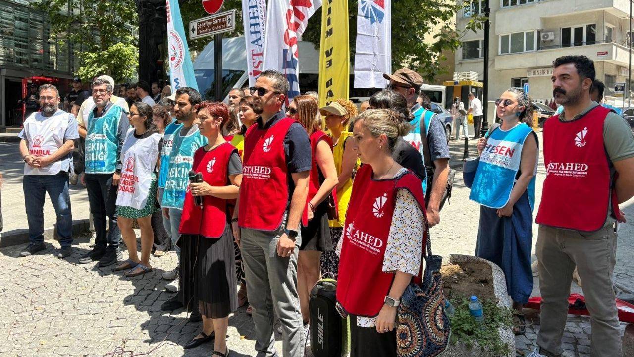 Sağlıkta şiddet ve hak kayıpları protesto edildi: "Ekonomik ve mesleki bir yıkıma dönüştü"