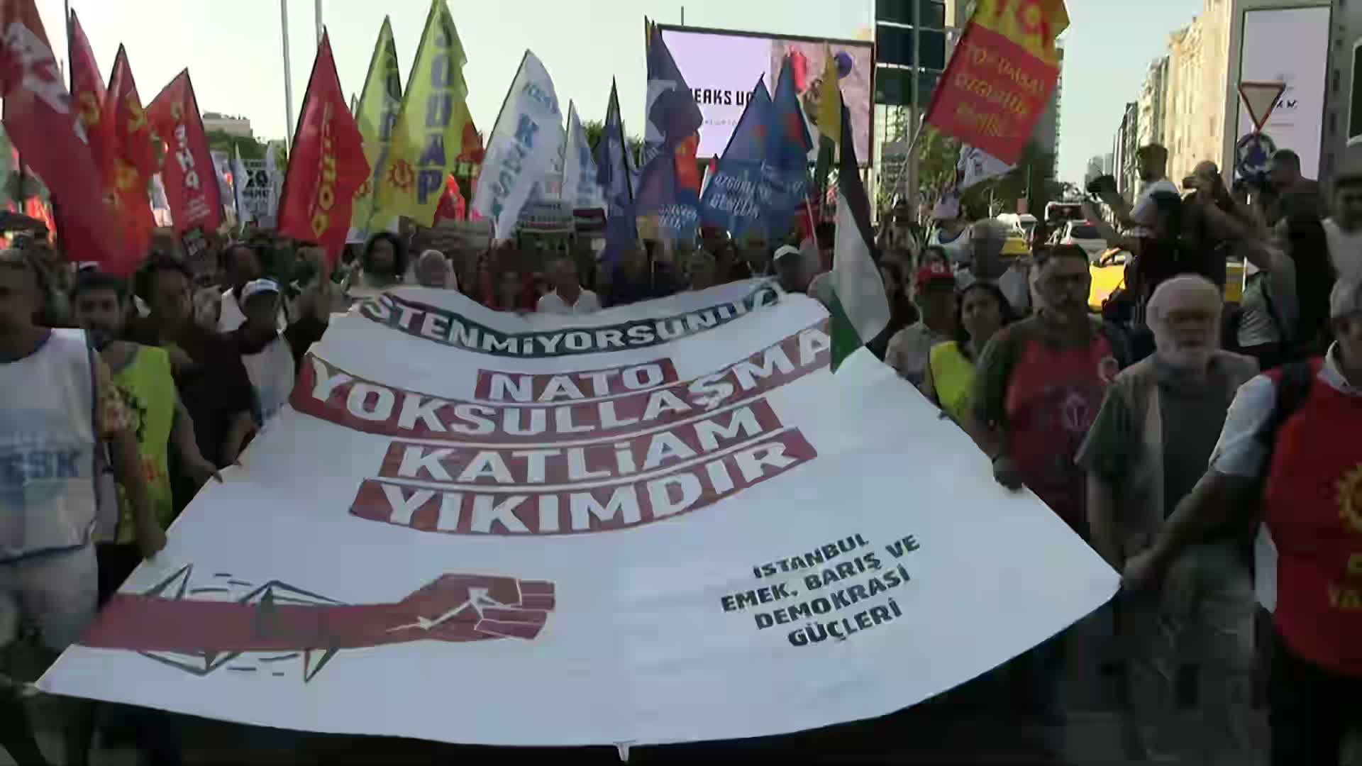 NATO Zirvesi Taksim'den Dolmabahçe'ye yürüyüşle protesto edildi