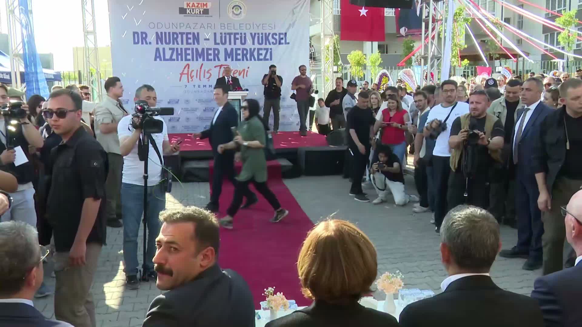 Özgür Özel: "Cumhuriyet Halk Partili belediyelerin bütün saldırılara rağmen hizmet ürettiklerini görmek çok anlamlı"