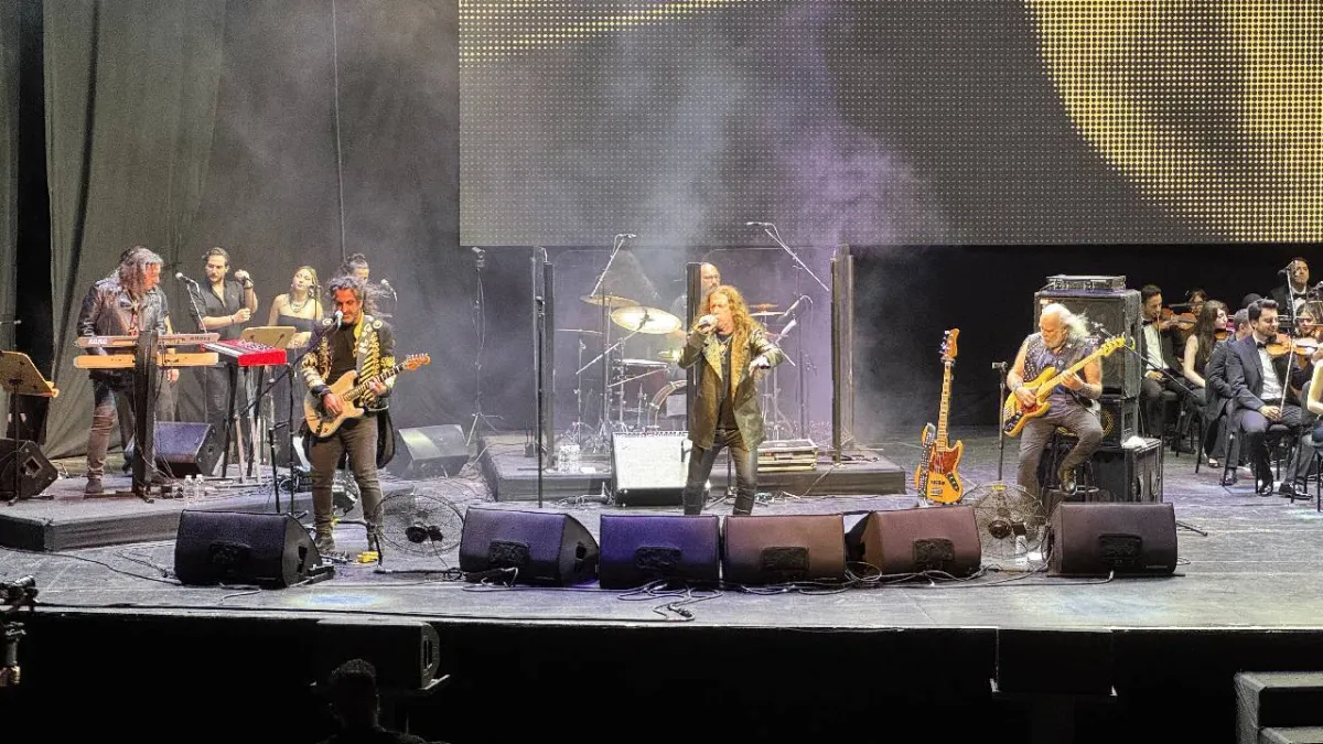 Kurtalan Ekspres İBB Gençlik Orkestrası eşliğinde Harbiye'de konser verdi