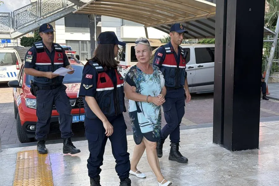Alanya'da haşema ile havuza girmeyi engellediği iddia edilen site yöneticisi tutuklandı
