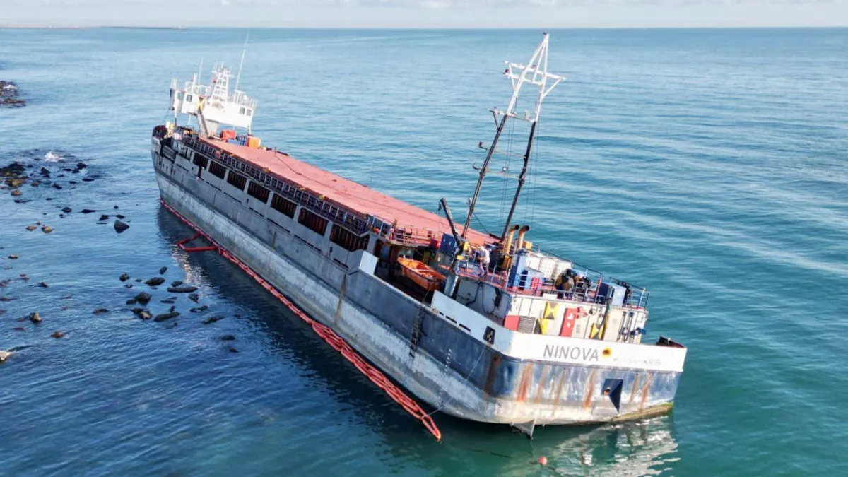 Sakarya'da kuru yük gemisi karaya oturmuştu: Gemi kurtarıldı
