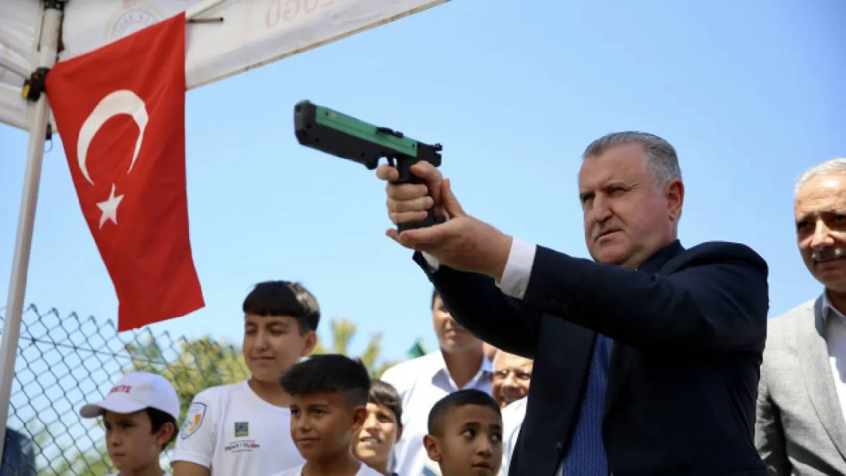 Gençlik ve Spor Bakanı Bak'tan müjde: Milas'ta 10 tane halı saha yapacağız