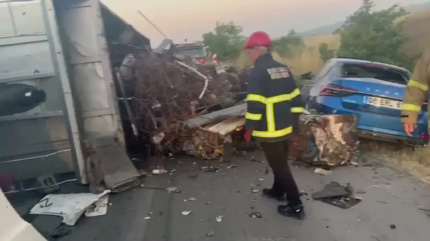 Kırıkkale'de hurda yüklü TIR devrildi: Sürücü yaralandı