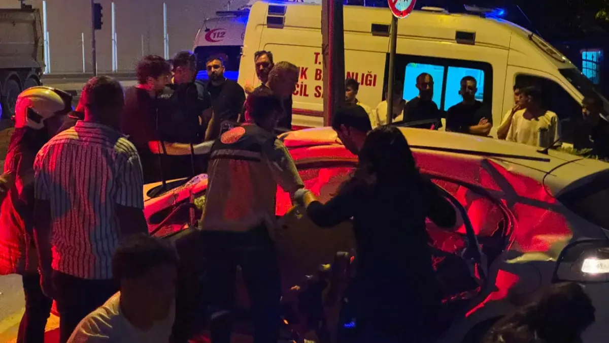 Ümraniye'de gece yarısı feci kaza... Kamyon, otomobil ile çarpıştı: Yaralılar var!