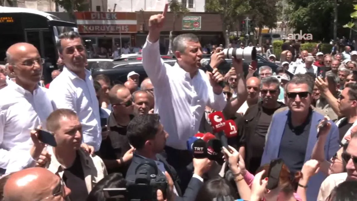 Özgür Özel Niğde'de bir bankın üzerinde: 'Beni buraya sarayın gücü çıkarmadı'