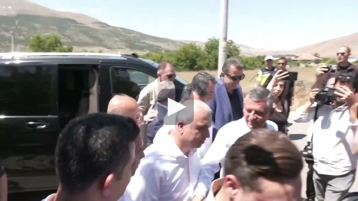 Özgür Özel, Niğde'de kiraz üreticileriyle bir araya geldi: "Yeni bir kurtuluş mücadelesiyle karşı karşıyayız"
