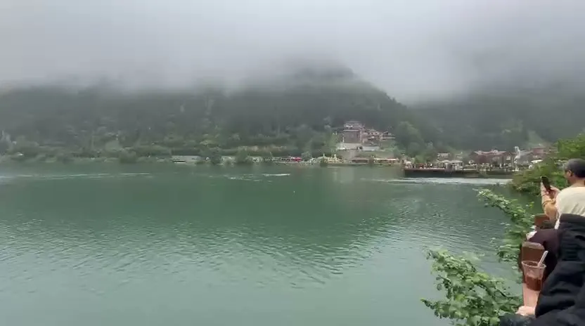 Uzungöl'de çantasını almak isterken göle düşen turisti kurtarmak isteyen 2 kişi boğulma tehlikesi geçirdi, kayıp bir kişi aranıyor