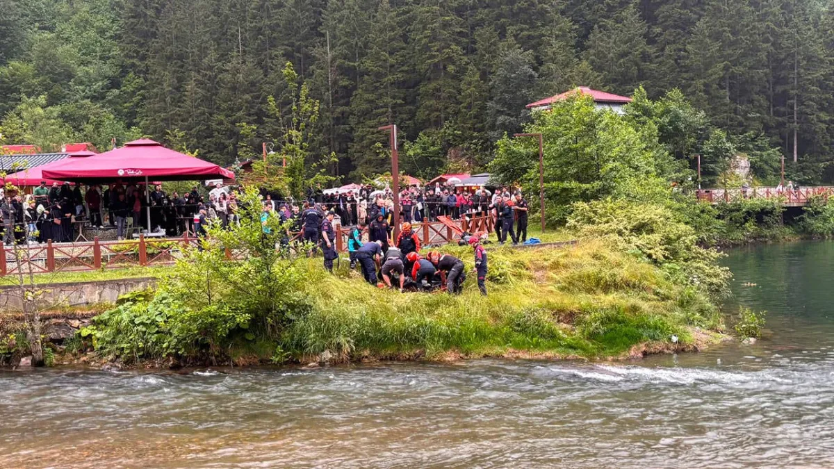 Göle düşen turisti kurtarmak isteyen 2 kişi boğulma tehlikesi geçirdi: Turistin cesedine ulaşıldı