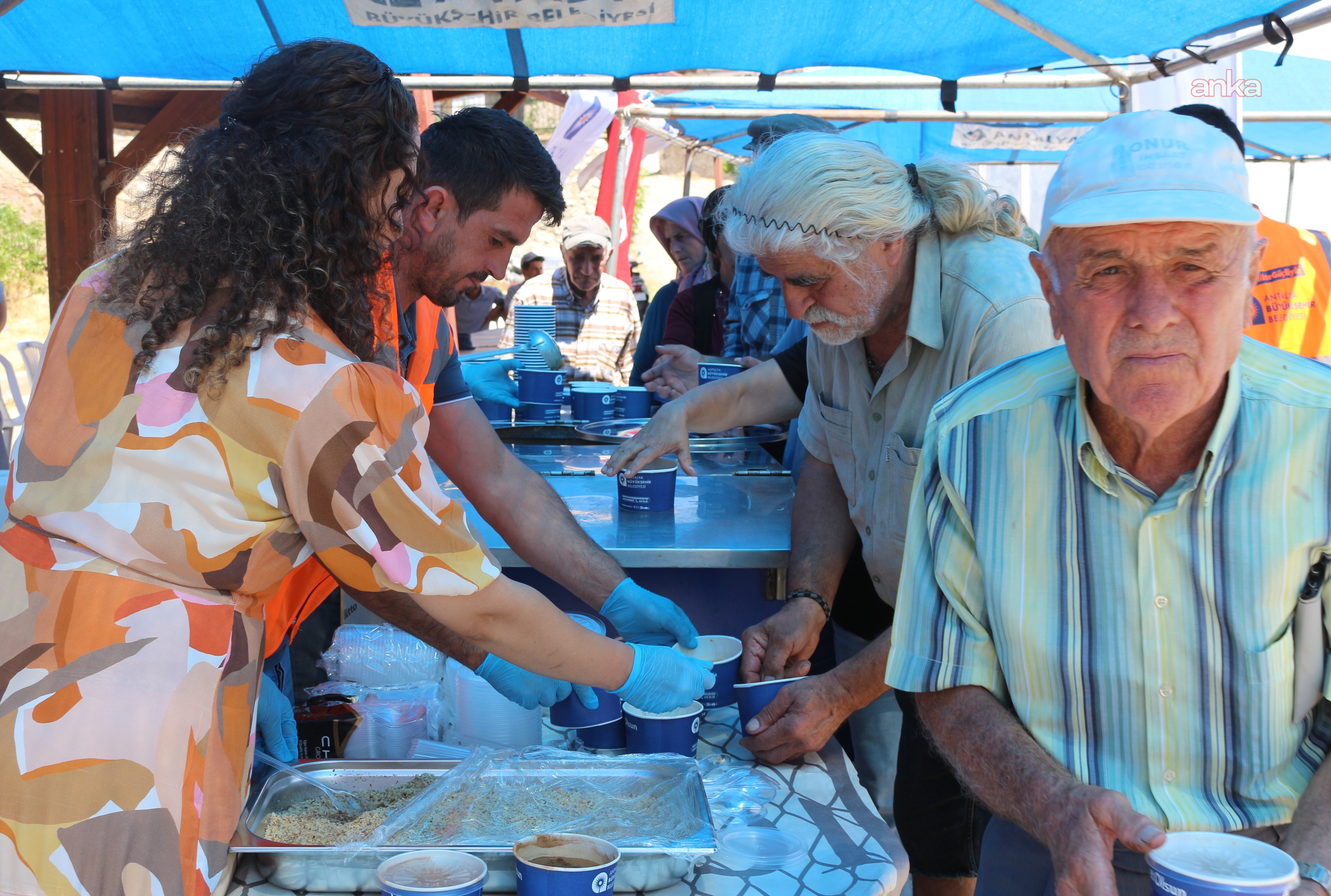 Antalya Büyükşehir Belediyesi'nden 19 ilçede 50 bin kişiye aşure ikramı