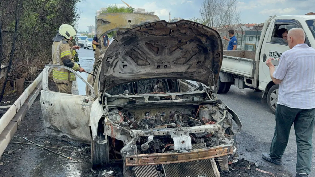 Bayrampaşa'da seyir halindeki otomobil yandı