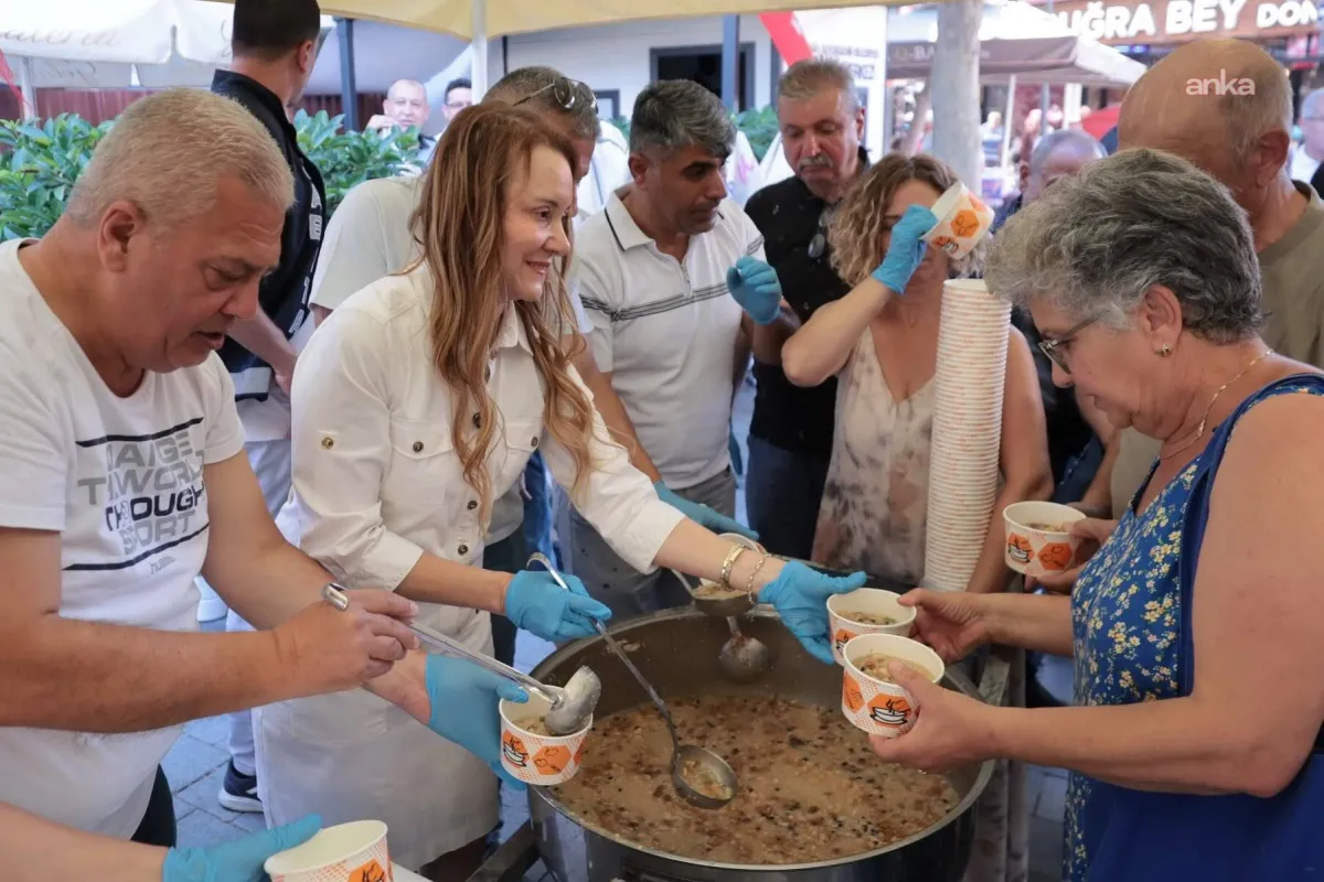 Konak’ta aşure bereketi 10 bin kişiyle paylaşıldı