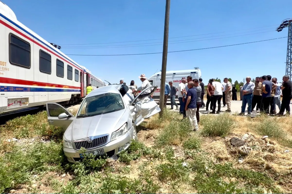 Muş'ta hemzemin geçitte tren otomobile çarptı: 3 yaralı