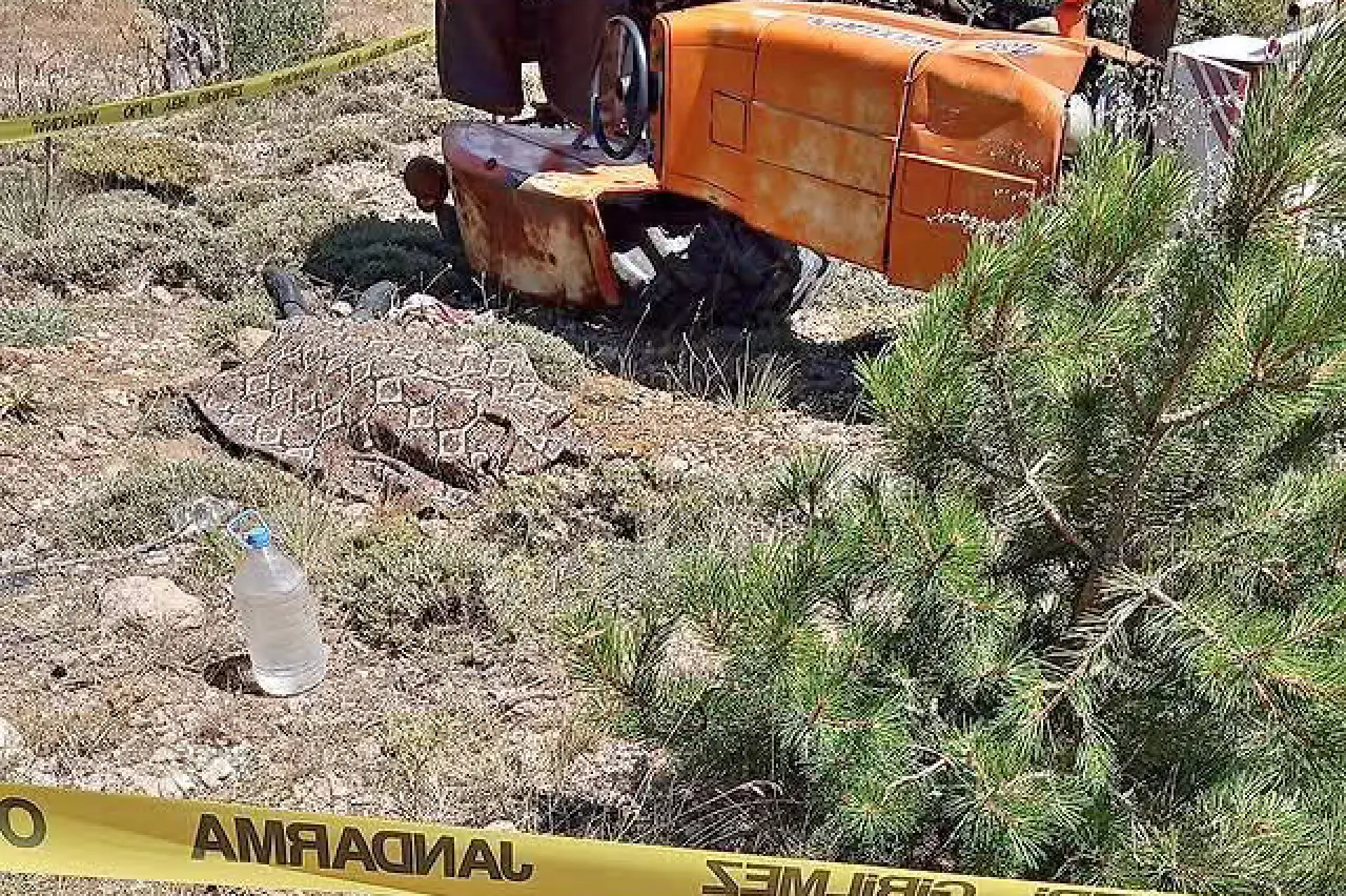 Devrilen traktörün sürücüsü hayatını kaybetti