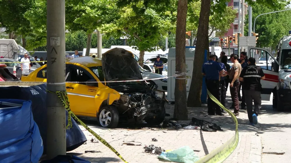 Konya'da kaldırımda yürürken taksinin çarptığı anne ve kızı yaşamını yitirdi