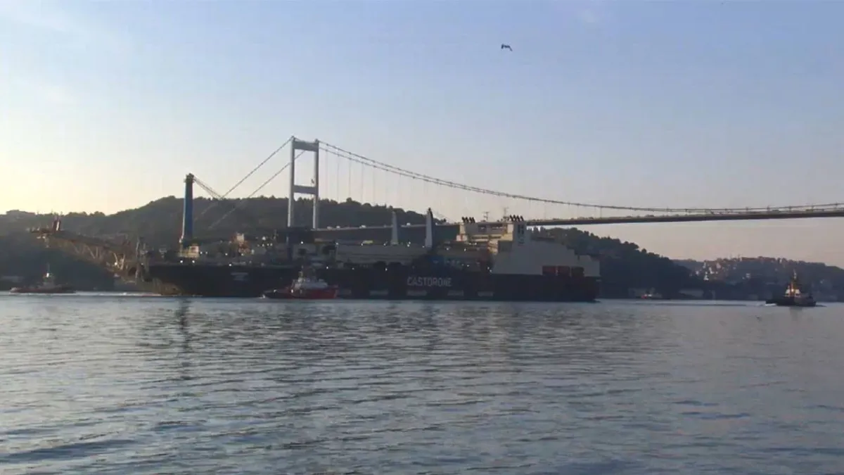 İstanbul Boğazı'nda gemi trafiği çift yönlü askıya alındı
