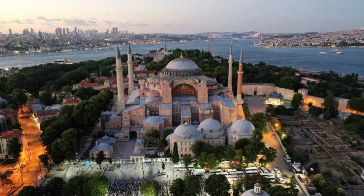 Ayasofya'da 'yüksek sesle' İncil okuyan iki kişi gözaltında