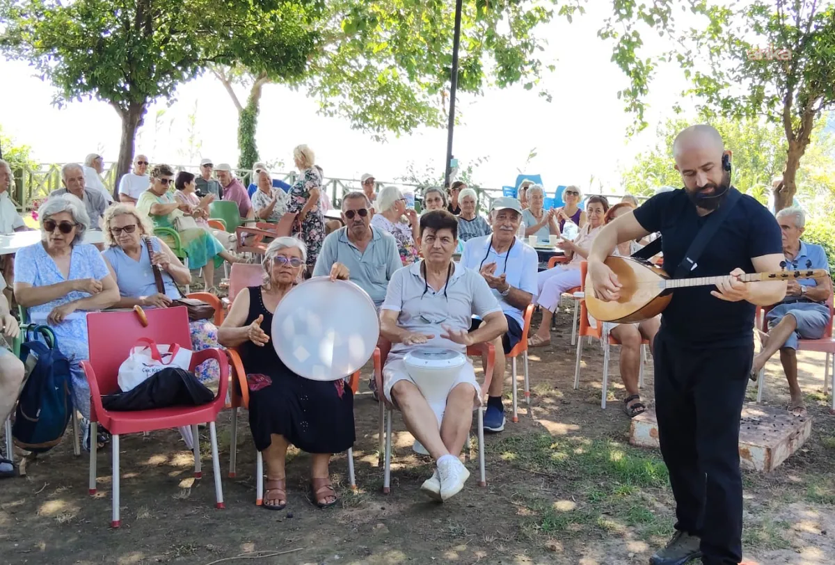 Muratpaşa Belediyesi Falez Yaşlı Evi'nde türkülerle sosyal yaşam güçleniyor