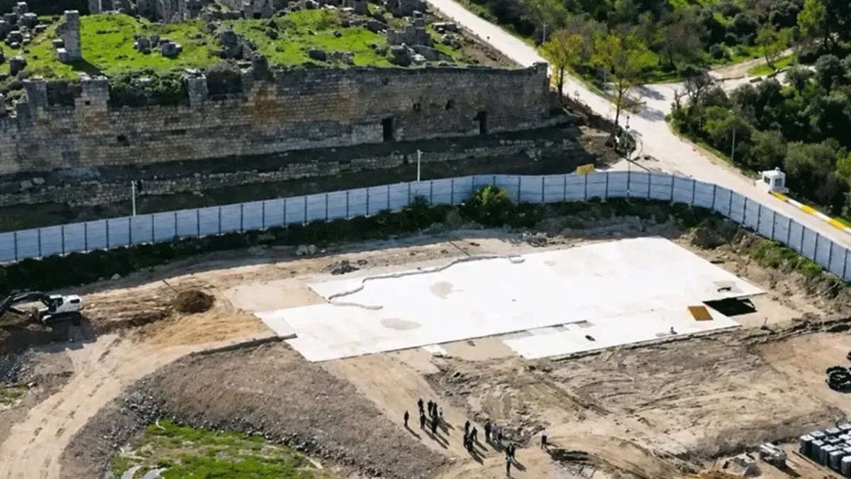 Efes Antik Kenti'ne beton döktüler