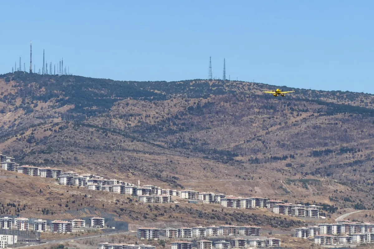 Bornova'da yerleşim yeri yakınında orman yangını