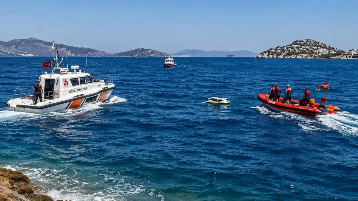 Bodrum açıklarında jet skinin alabora olması sonucu 3 kişi denizde kayboldu