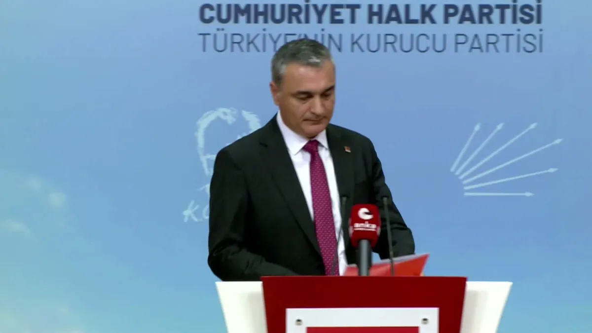 CHP Sözcüsü Sarı'dan Özgür Özel'e çağrı: "Madem arkanızda halk desteği var, gelin kongrelere katılın"