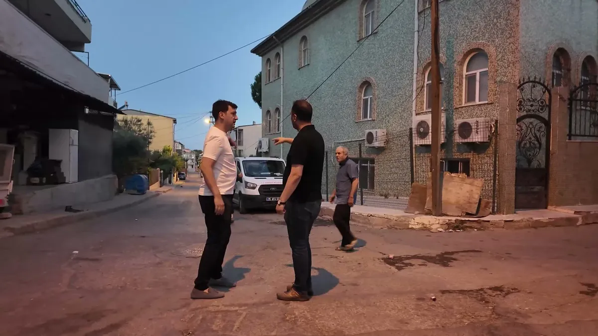 Bornova Belediye Başkanı Ömer Eşki sabahın ilk ışıklarıyla sahada