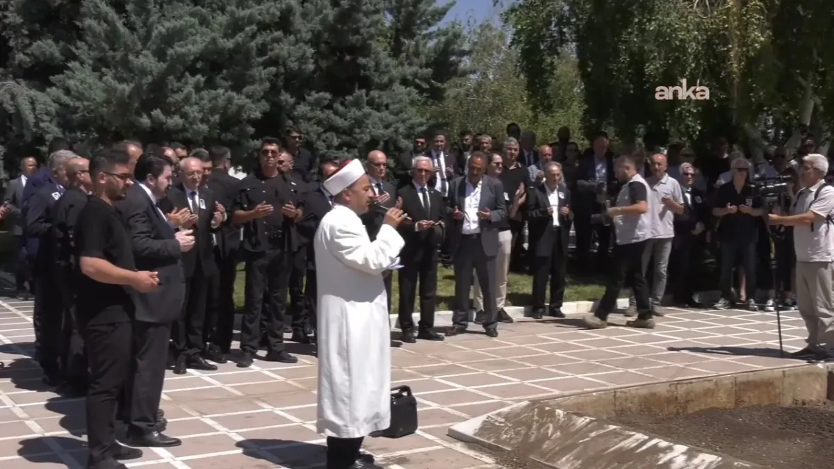 Deniz Baykal'ın eşi Olcay Baykal, Devlet Mezarlığı'nda toprağa verildi