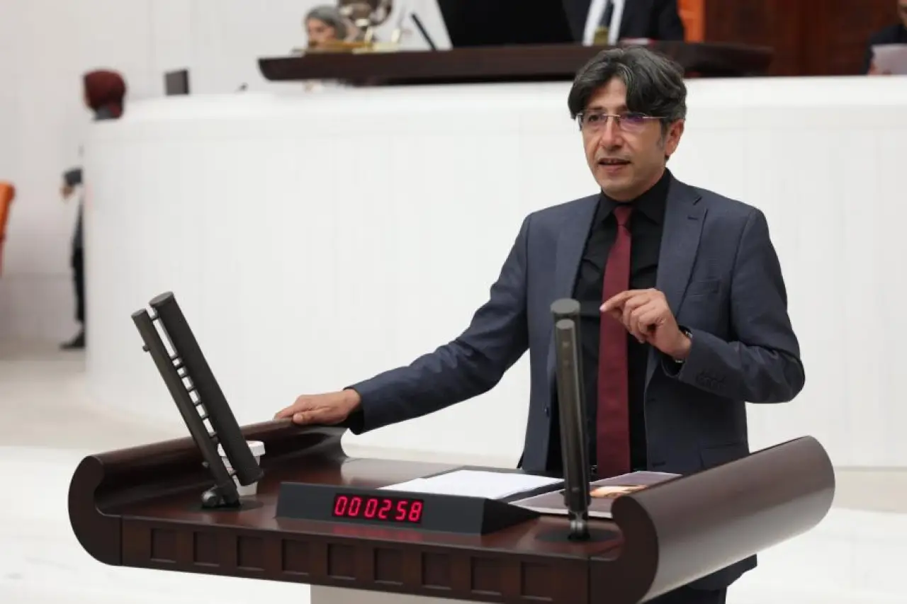 DEM Partili Bozan Hatay’daki yatakhane yangınını Meclise taşıdı: “Sorumlular yargı önüne çıkarılmalı”