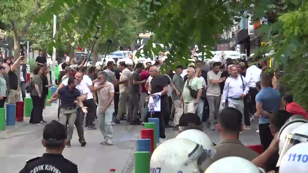 KHK ihraçlarının 10'uncu yılı protestosunda KESK üyeleri gözaltına alındı