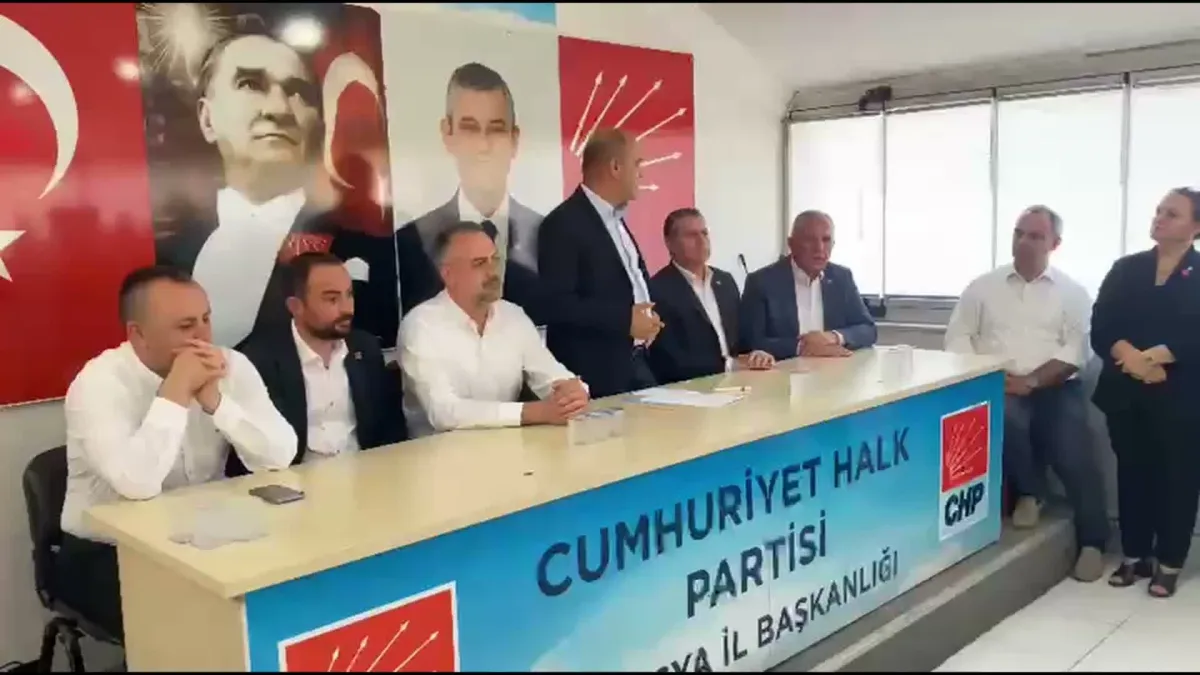 Özgür Karabat: "Milleti, partinin seçime girememe riskine karşı alternatifsiz bırakamayız"
