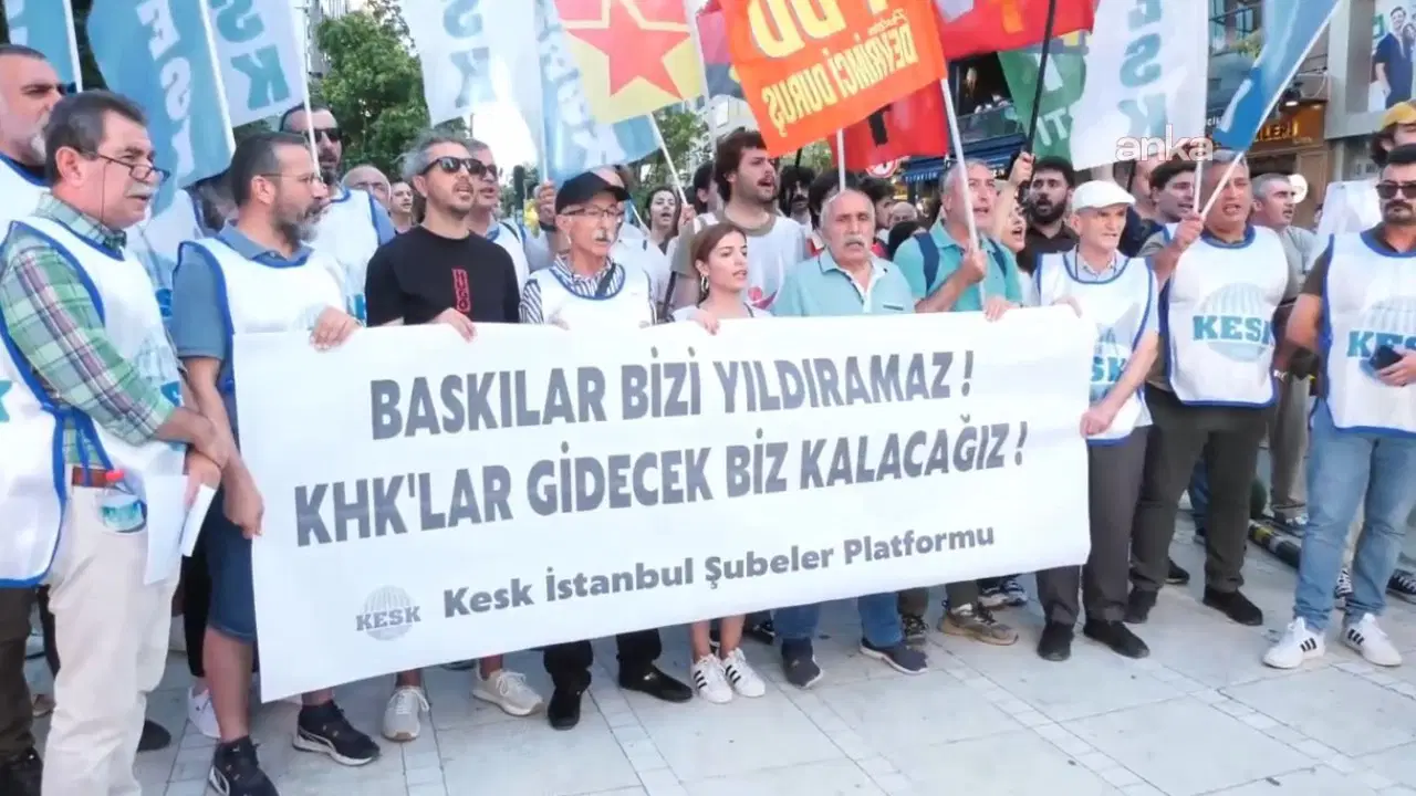 KESK Kadıköy'de toplandı: 'KHK'lılar görevlerine iade edilsin'