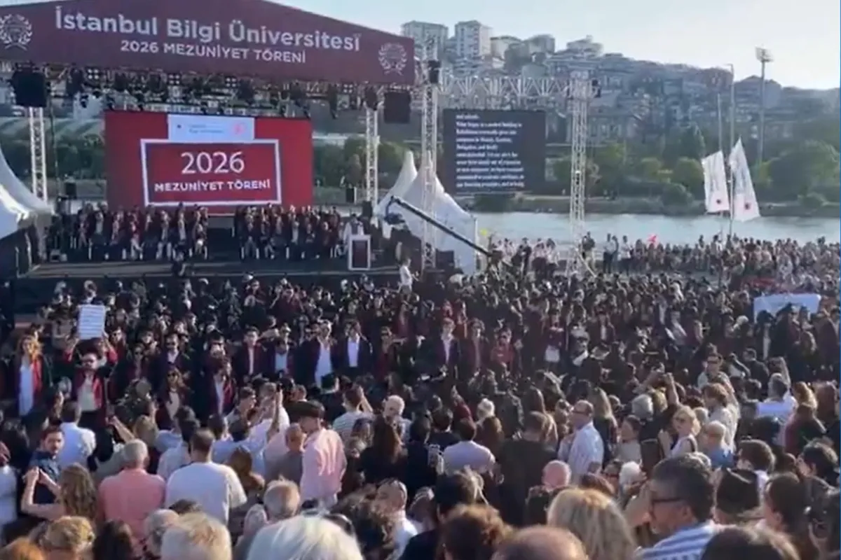 Bilgi Üniversitesi mezuniyetinde protesto: Öğrencilerin sırtını döndü, rektör sahneden indi