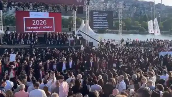 Bilgi Üniversitesi mezuniyetinde 'kayyım rektör' protestosu: Öğrenciler sırtını döndü, rektör kürsüyü terk etti