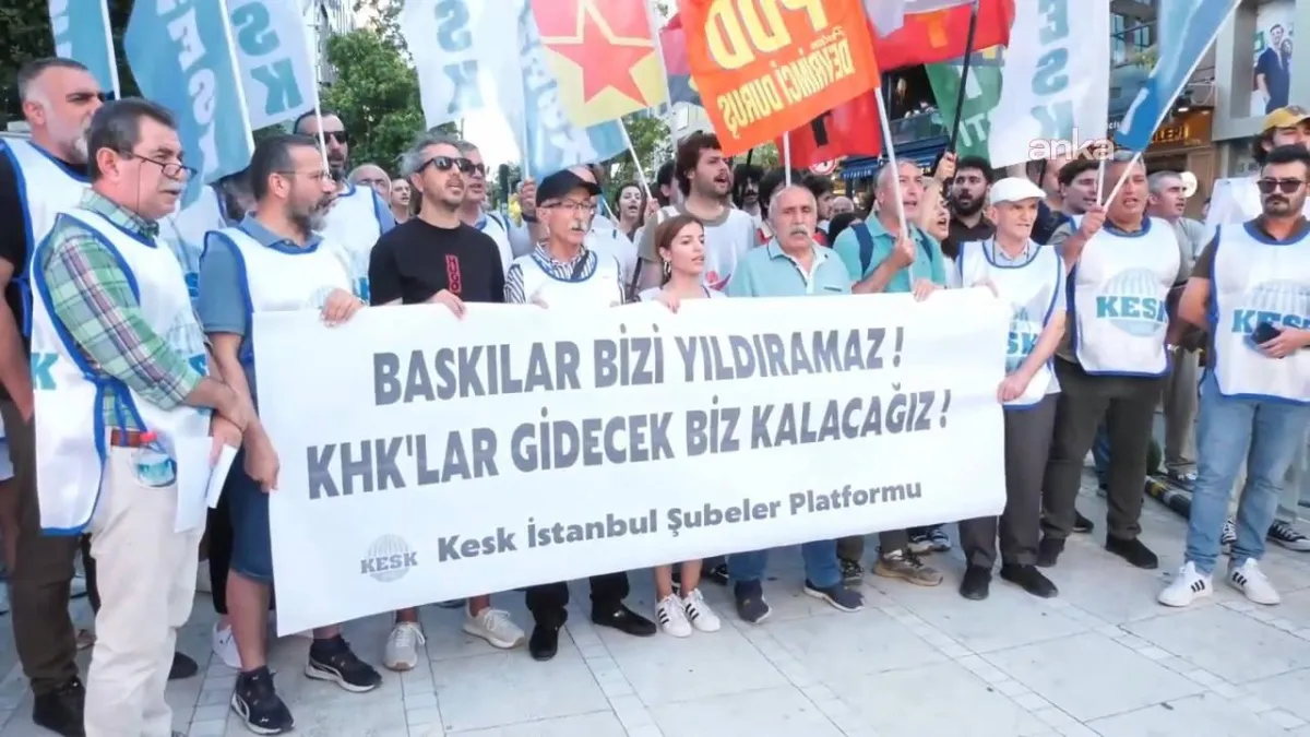 KESK'ten Kadıköy'de Ankara'daki gözaltılara tepki: 10 yıllık KHK hukuksuzluğu bitsin