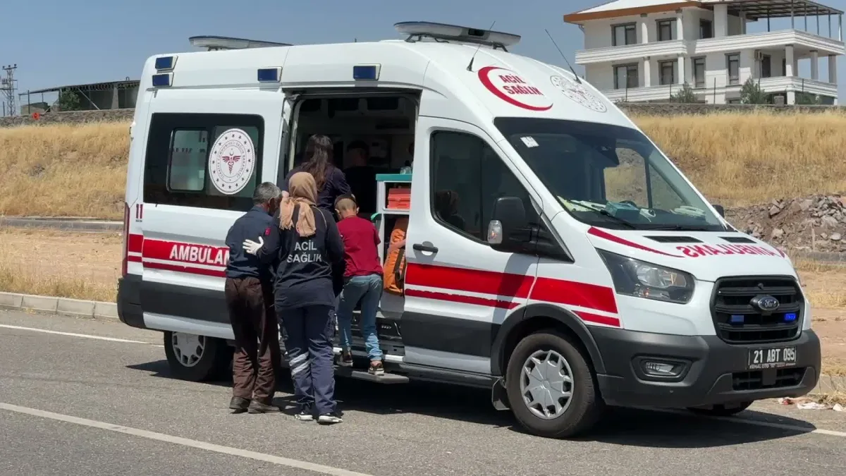 Diyarbakır’da engellileri taşıyan midibüs ile otomobil çarpıştı: 19 yaralı