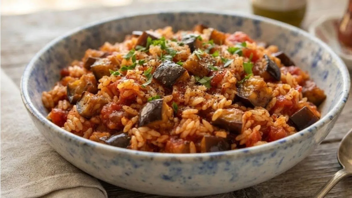 Yaz sofralarının favorisi: Domatesli patlıcanlı pilav tarifi