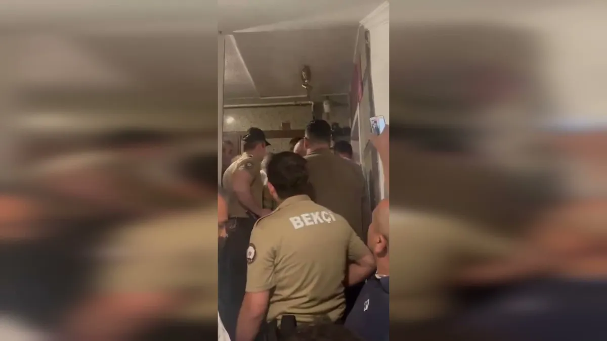 Murat Emir: CHP Ankara İl Binasına polisle girildi