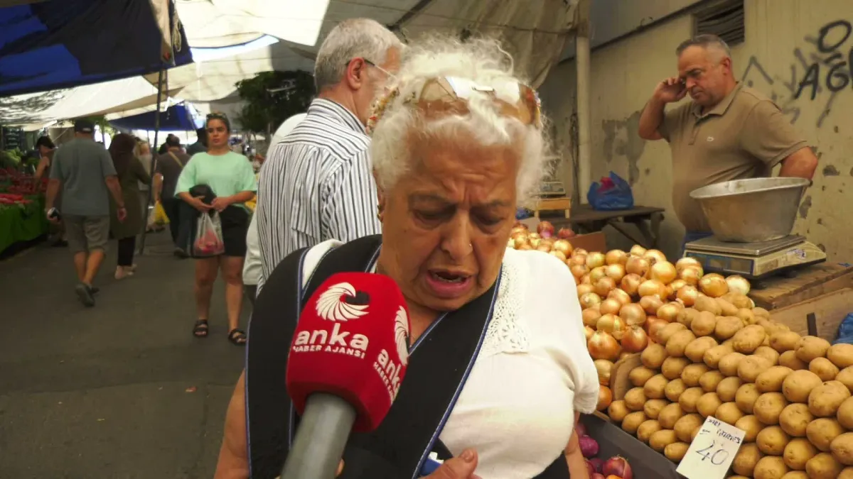 7 yılda asgari ücret 14 kat, soğan fiyatı ise yaklaşık 37 kat arttı... "Çeyrek altın" benzetmesi yapan vatandaşlar tepkili: "Durum çok vahim... Koltuğa oturan kalkmıyor, gelip pazarı dolaşsın"